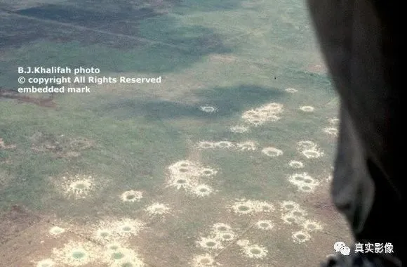美军轰炸的弹坑 B.J.Khalifah photo  The bomb craters of the U.S. bombing. Photo by B.J.Khalifah