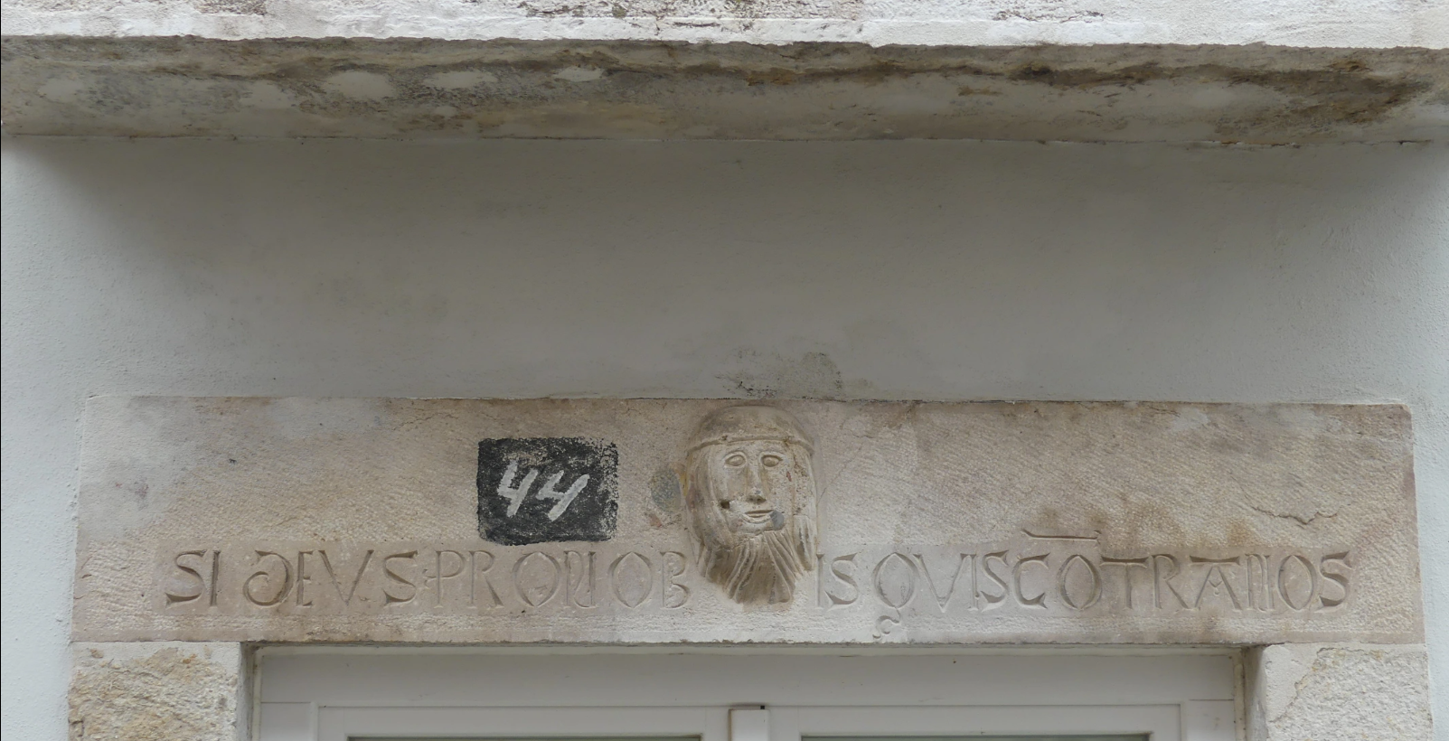 Lintel da porta do nº 44 da Rua Fran Pacheco, em Setúbal, representando uma figura humana que, segundo a tradição, poderá ser D. Joâo II