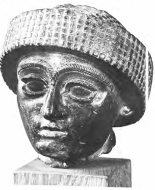 Gudea (dưới), ensi của Lagash (điôrit). (Bảo tàng Đại học).