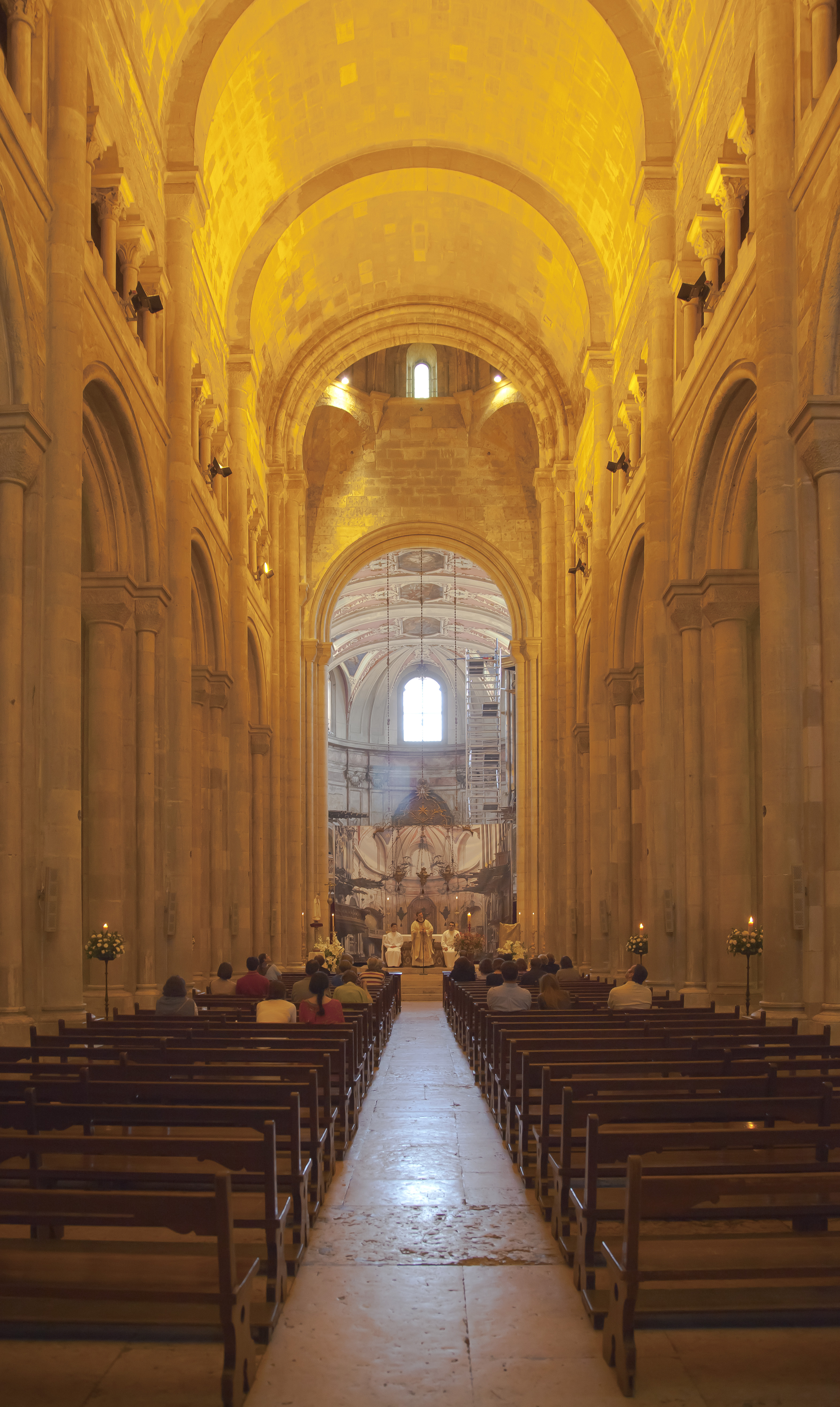 Vista da nave principal românica em direção ao transepto e capela-mor barroca.