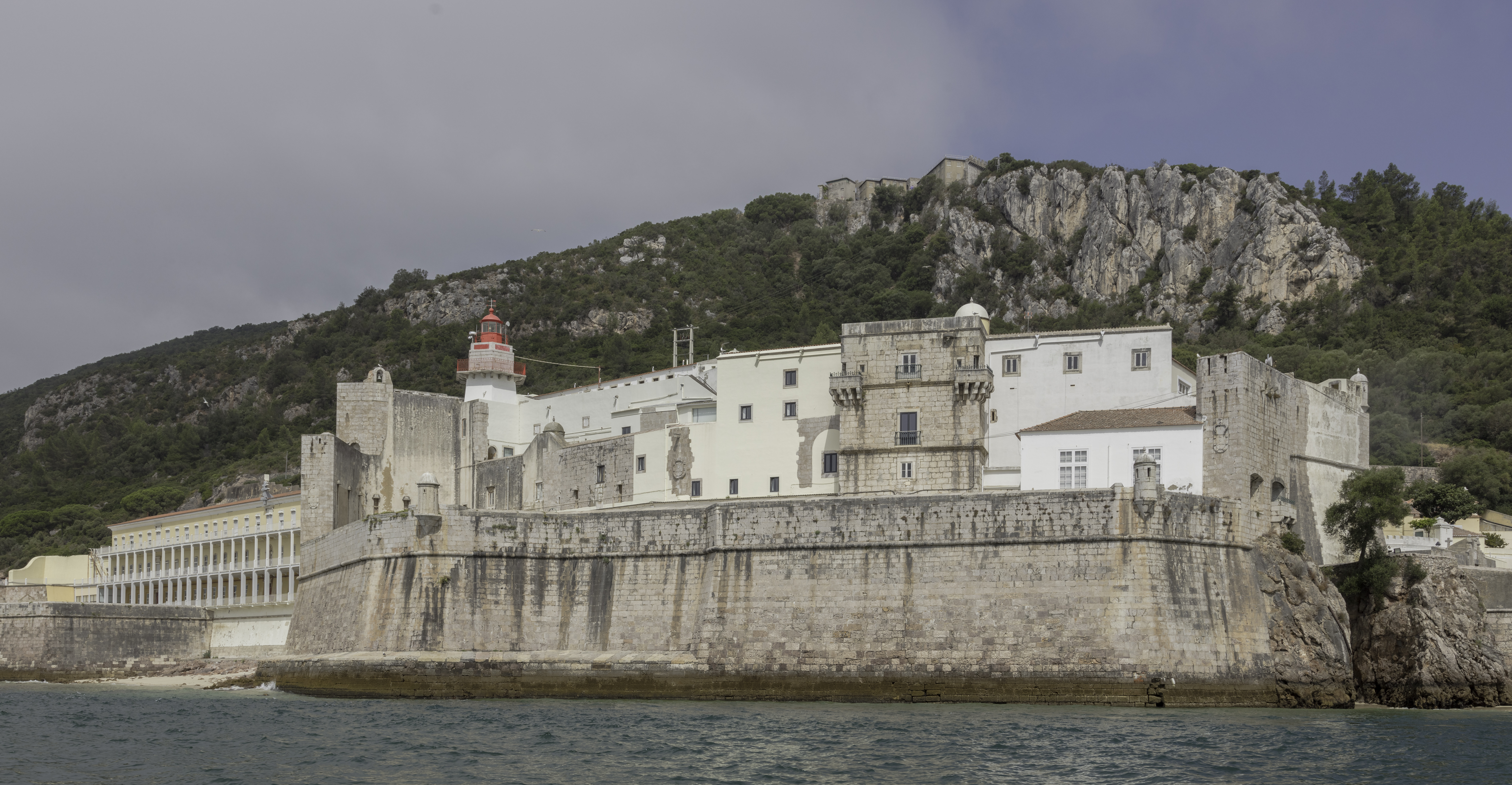 Forte de Santiago do Outão: Setúbal, Portugal: baluarte Oeste e guarita.