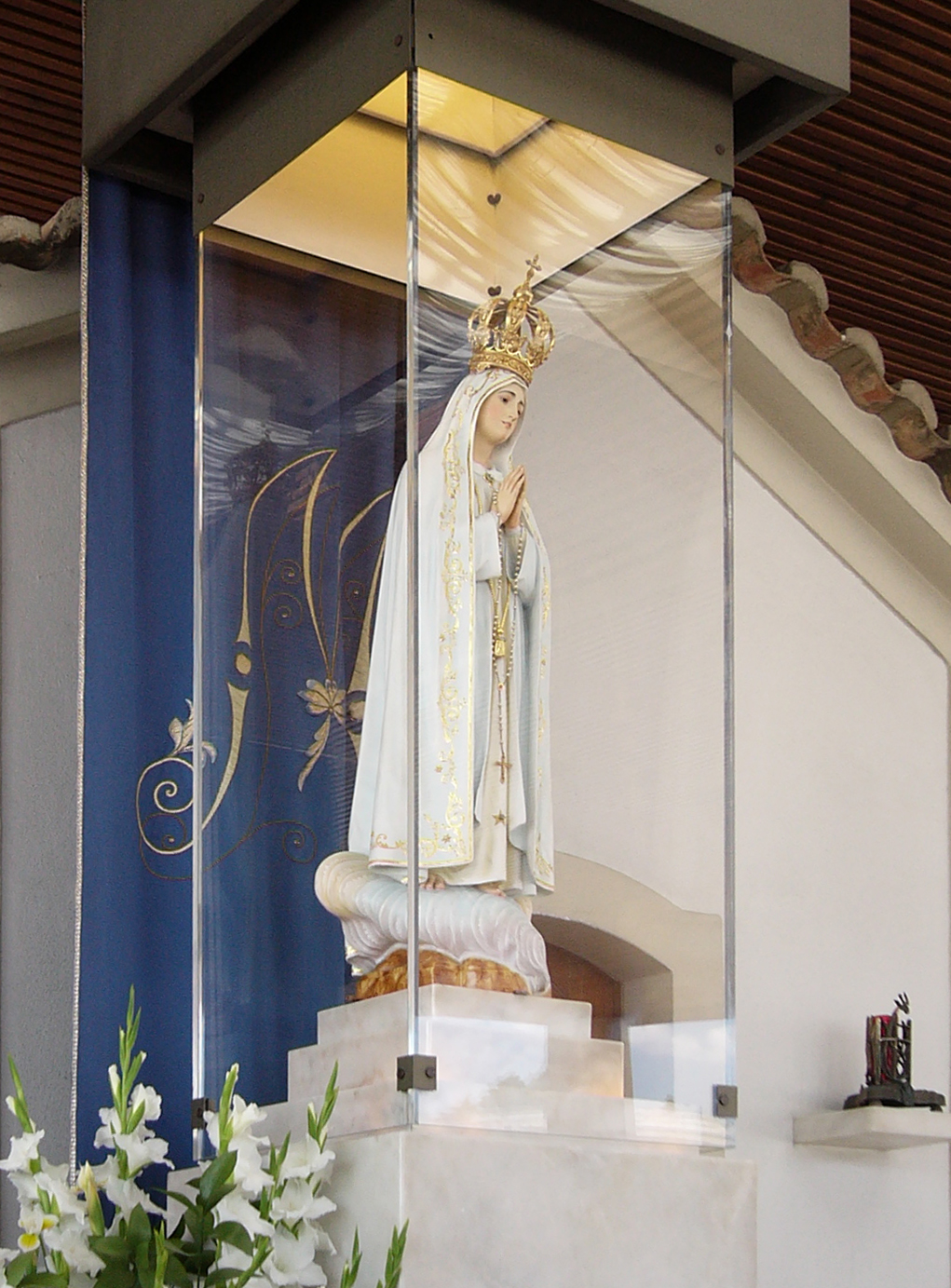 A imagem original de Nossa Senhora situada num pedestal que marca o local exacto onde apareceu aos pastorinhos.