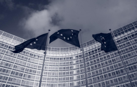 Banco central europeo: https://unsplash.com/es/fotos/bandera-azul-en-el-poste-cerca-del-edificio-C241mbgtgys