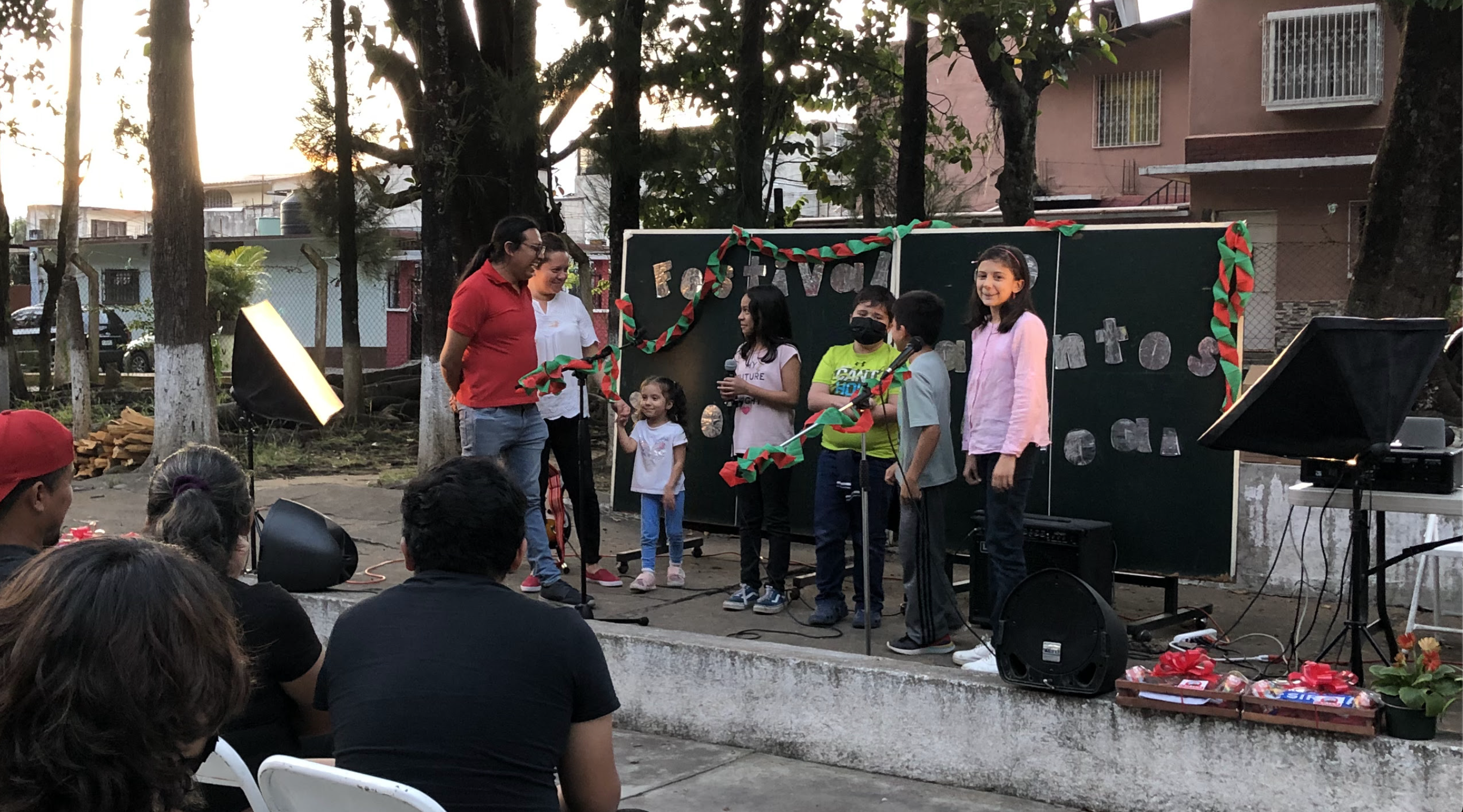 Niños participantes en el festival de Talentos