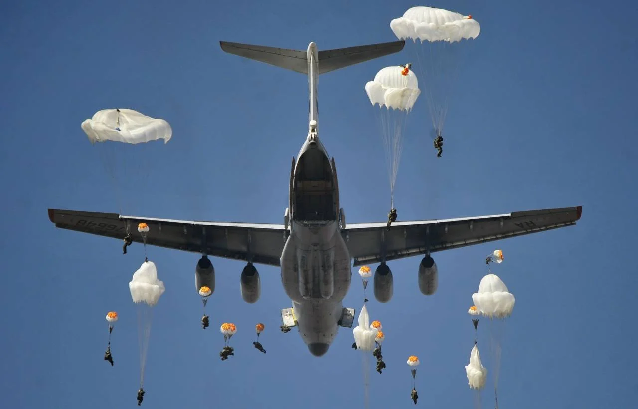 Виды Airdrop криптовалюты 2022
Классический — подписаться на соцсети, новостные ленты проекта итд. или создать активность в его чатах и соцсетях.2. Bounty Airdrop — подписаться на соцсети или написать в соцсетях посты о проекте. В ответ можно получить токены проекта либо платную или даже бесплатную аллокацию проекта, при этом токены выкупать не нужно, они просто поступают на указанный кошелек.
Airdrop для пользователей — токены получают те, кто на ранней стадии пользовался сервисом проекта (криптовалютной биржей, веб-сайтом т.д), то есть, проводил какие-либо операции: ввод, перевод, swap и т.д.
Аирдроп и обмен токенов с новой криптовалютой. Эти токены распространяются в течение длительного периода времени, и токен может оставаться активным в течение года или более. Первоначальное распределение получает небольшое количество пользователей. Это может стать проблемой для монет с низкой ликвидностью, что может привести к потере стоимости монеты.
Проблема с этими эйрдропами заключается в том, что многие люди не получат первоначального распределения, поэтому они вообще не получат монет. Однако если большое количество пользователей получат монеты, они не смогут хранить их вечно. Это связано с тем, что монеты могут быть потрачены в будущем.
Airdrop для держателей криптовлают. Идея заключается в продвижении новой монеты, которую иначе невозможно было бы продвигать или распространять так же, как при эйрдропе. Распространение монет имеет много преимуществ, включая обеспечение ликвидности монеты. При распространении некоторых монет ликвидность может превышать их рыночную стоимость с очень большим отрывом, что потенциально может привести к превышению спроса над предложением. Это может стать серьезной проблемой для монеты с плохой ликвидностью, поскольку она может потерять стоимость из-за колебаний рынка.
Как действуют мошенники?
Наиболее распространенные мошеннические схемы:
Поддельный веб-сайт. Вы получили ссылку на сайт для аирдропа или хакатона с призами «бесплатный Bitcoin» и «бесплатный Litecoin», и когда вы нажимаете на ссылку или загружаете форму, вас направляют на сайт или форму, которые притворяются, что они принадлежат реальным раздатчикам Bitcoin или Litecoin. Поддельное сообщение в социальных сетях. Вы получили сообщение в социальных сетях с объявлением о giveaway. Если сообщение о гиве имеет правильные хэштеги (#airdrop) и вы видите, что многим людям оно нравится, то гив может быть подлинным. Поддельное письмо. Вы получили письмо с правильной темой письма, но не помните никаких гивов на эту тему, и в письме содержится информация о каком-то гиве, на которую вы не имеете права. Мошенники отправляют на кошелек фиктивный токен, который маскируется под популярную монету. Обнаружить подделку невозможно, но при попытке продать или обменять монету поступает сообщение об ошибке с предложением перейти на вредоносный фишинговый сайт, где нужно подключить кошелек. Пользователь подтверждает транзакцию и тем самым одобряет передачу своих токенов мошенникам.