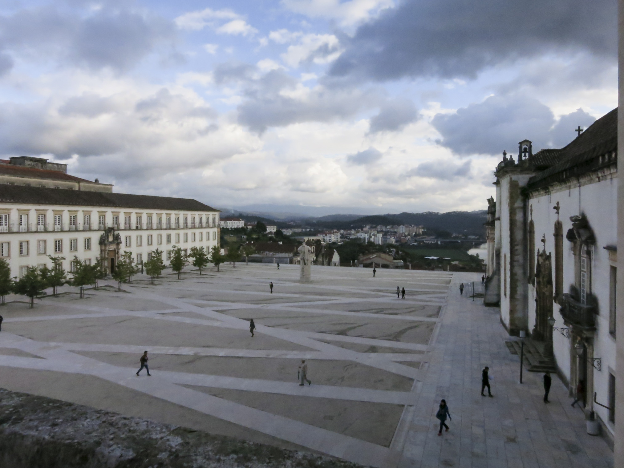 Vista do Pátio das Escolas e de Coimbra a partir da Via Latina 