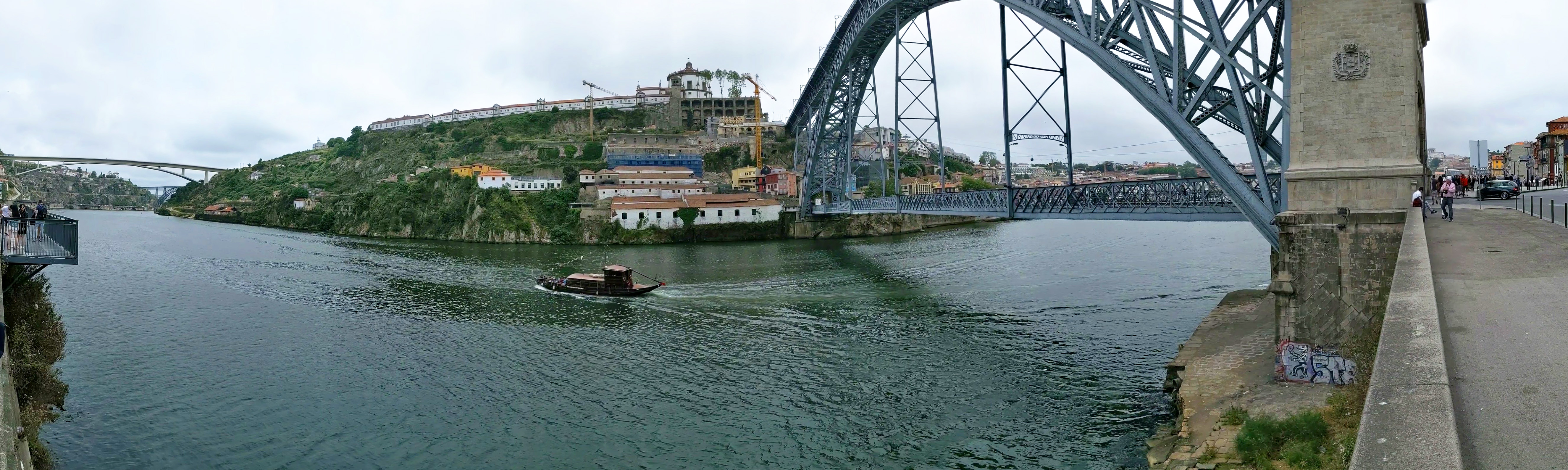 Vista panoramica a partir do Porto por baixo da Ponte de D. Luís I.
