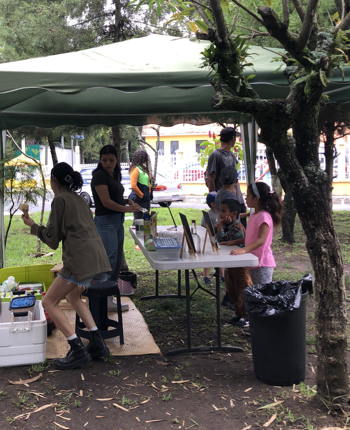 Para la entrega de la señalización, invertimos en helados y conos de galleta para regalar a los niños de la comunidad.