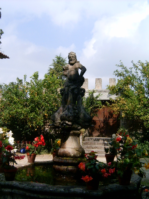 Estátua de Neptuno, no pátio interior do Paço. 