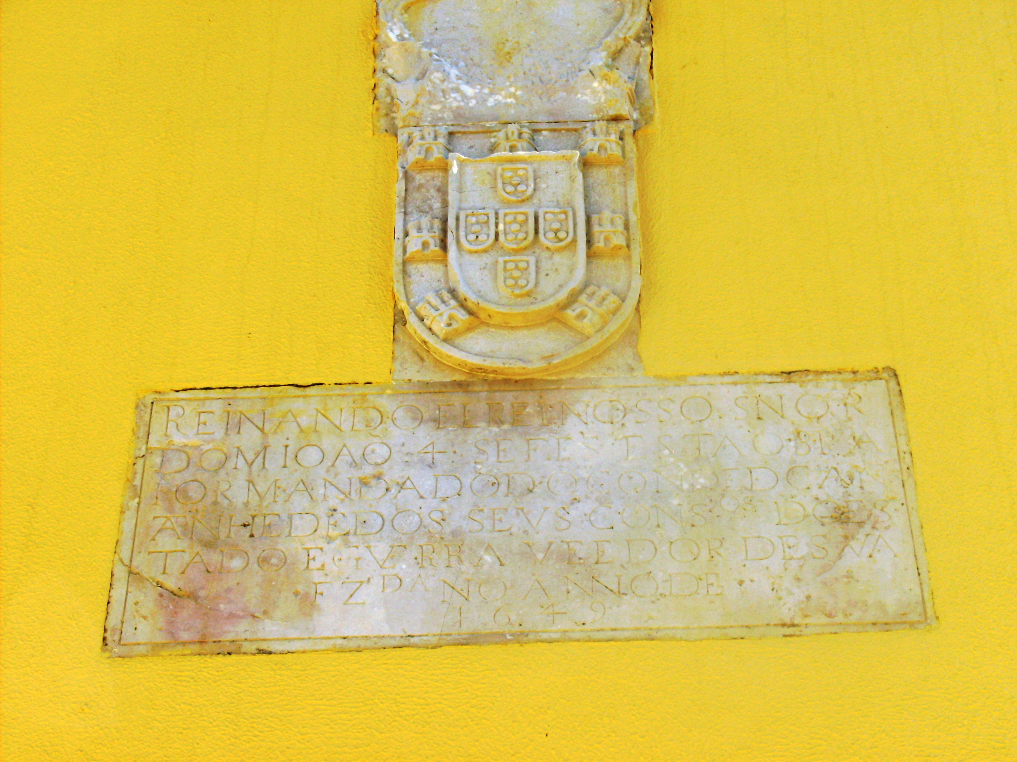 Placa epigráfica e brasão de armas