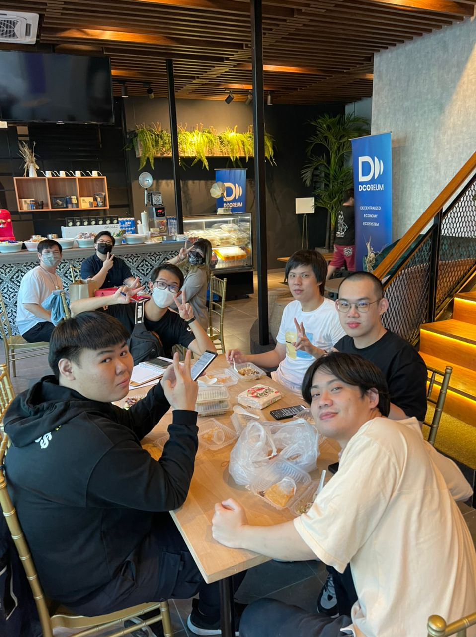 合照(左前:Hatori; 左后:Hong; 中前:Shiro; 中中:OngZJ; 中后:大白; 右前:Kiddokid; 右中:YiYoYiYo; 右后:NewFish; 拍摄者:Benchoong)