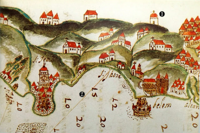 Legenda 1 - Edifício construído provavelmente em finais do século XVI inicio do século XVII para assinalar a elevação que desde tempos muito antigos marcava a rota de entrada no Tejo o  o Canal da Barra Sul2 - Rota do canal da Barra Sul, devidamente assinalada e enquadrada com o farol da Mama de Carnaxide