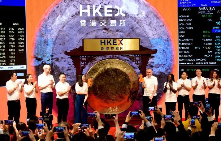 Ten cooperative partners are invited to ring the ceremonial bell to start trading during e-commerce giant Alibaba Group’s debut on the main board of the Hong Kong Stock Exchange on November 26, 2019 (XINHUA)