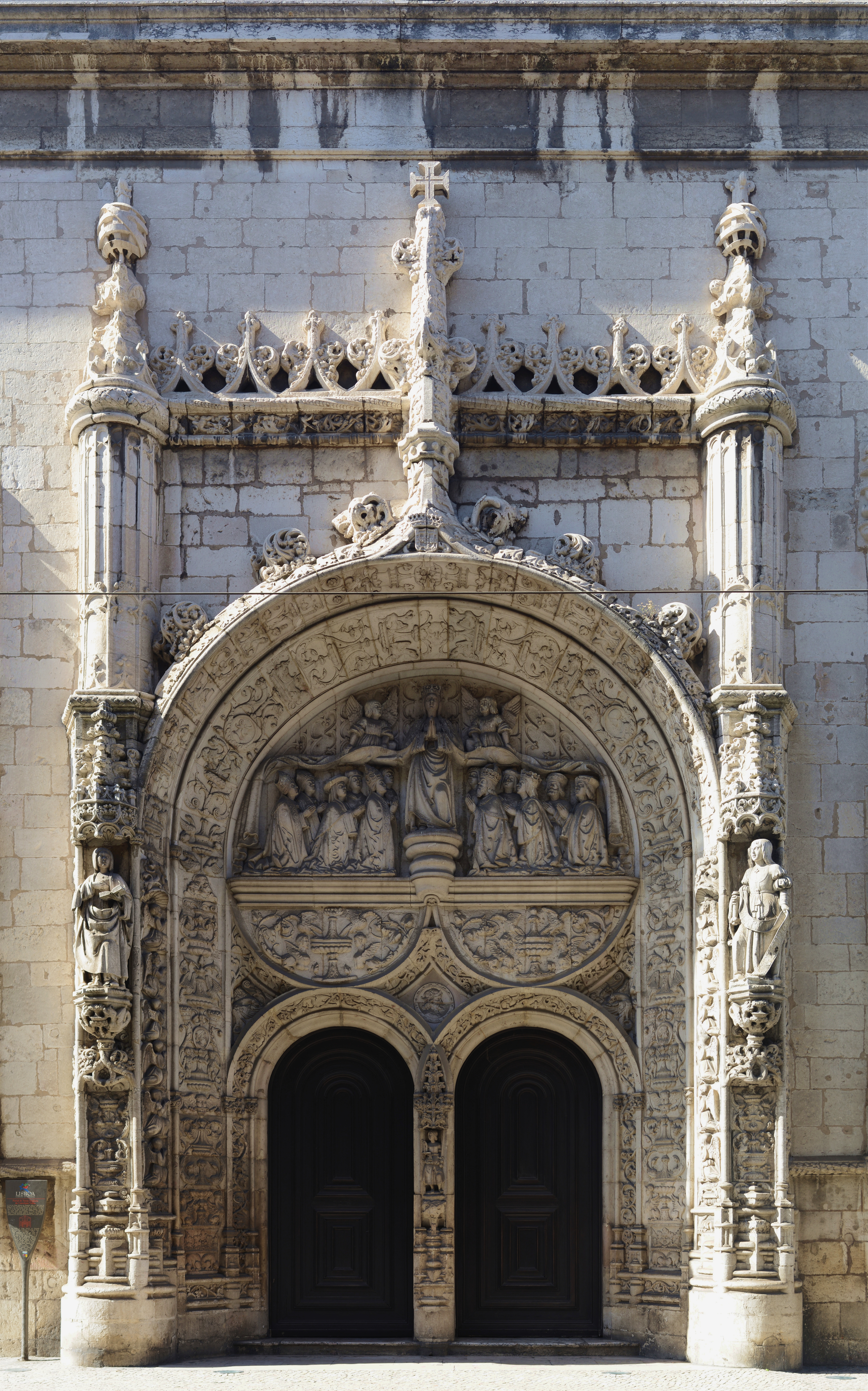 Portal manuelino da Igreja de Nossa Senhora da Conceição Velha. No tímpano esculpido figura Nossa Senhora da Misericórdia com o seu manto cobrindo várias personalidades portuguesas do início do século XVI