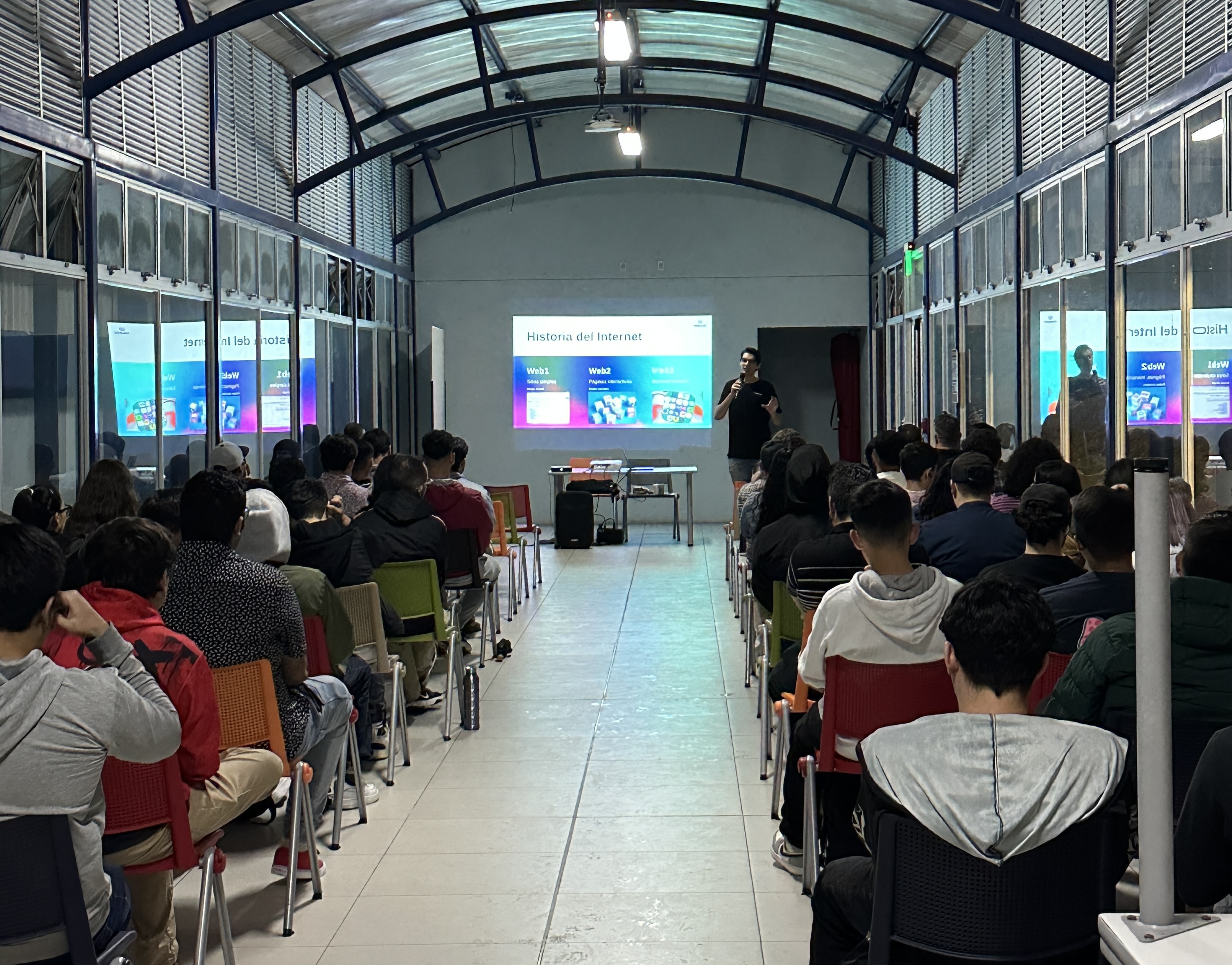 +60 people talk in a Costa Rican University 