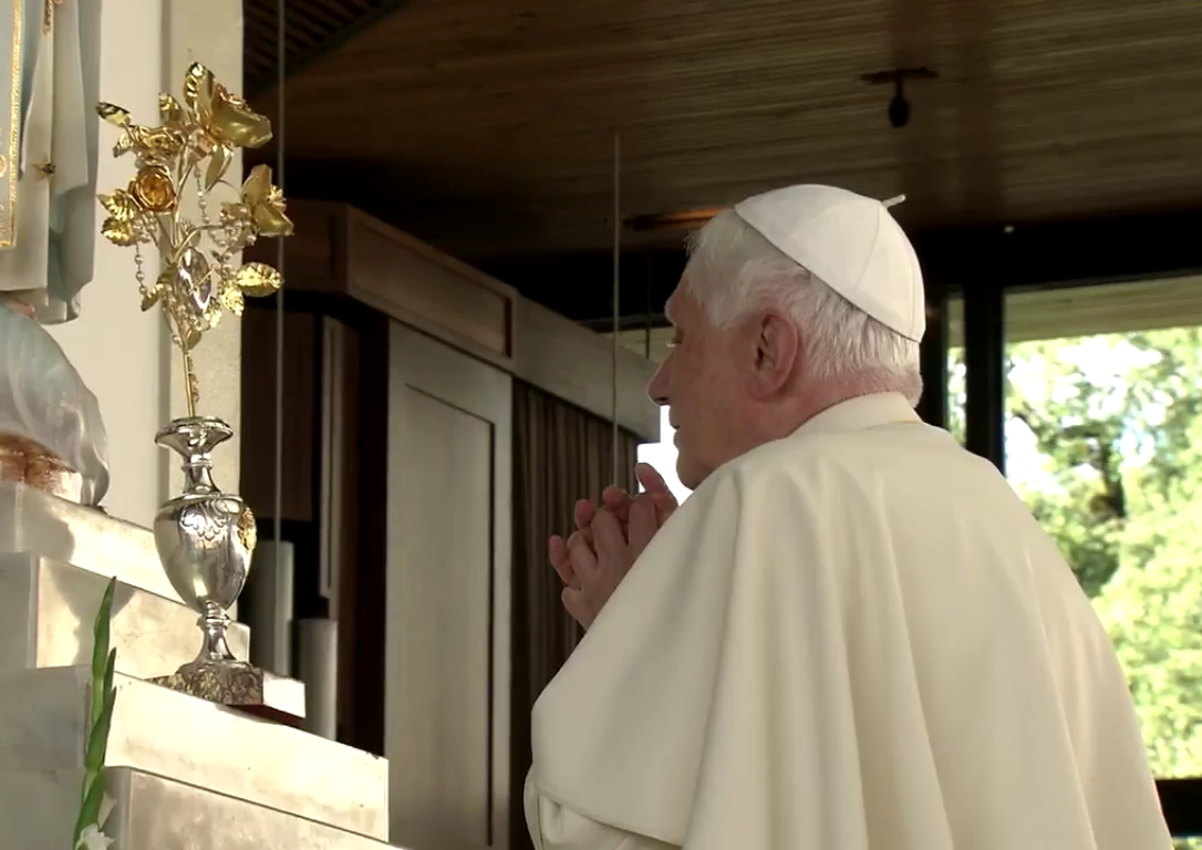 O Papa Bento XVI entrega a segunda Rosa de Ouro a Nossa Senhora de Fátima no dia 12 de maio de 2010, na Capelinha das Aparições da Cova da Iria.
