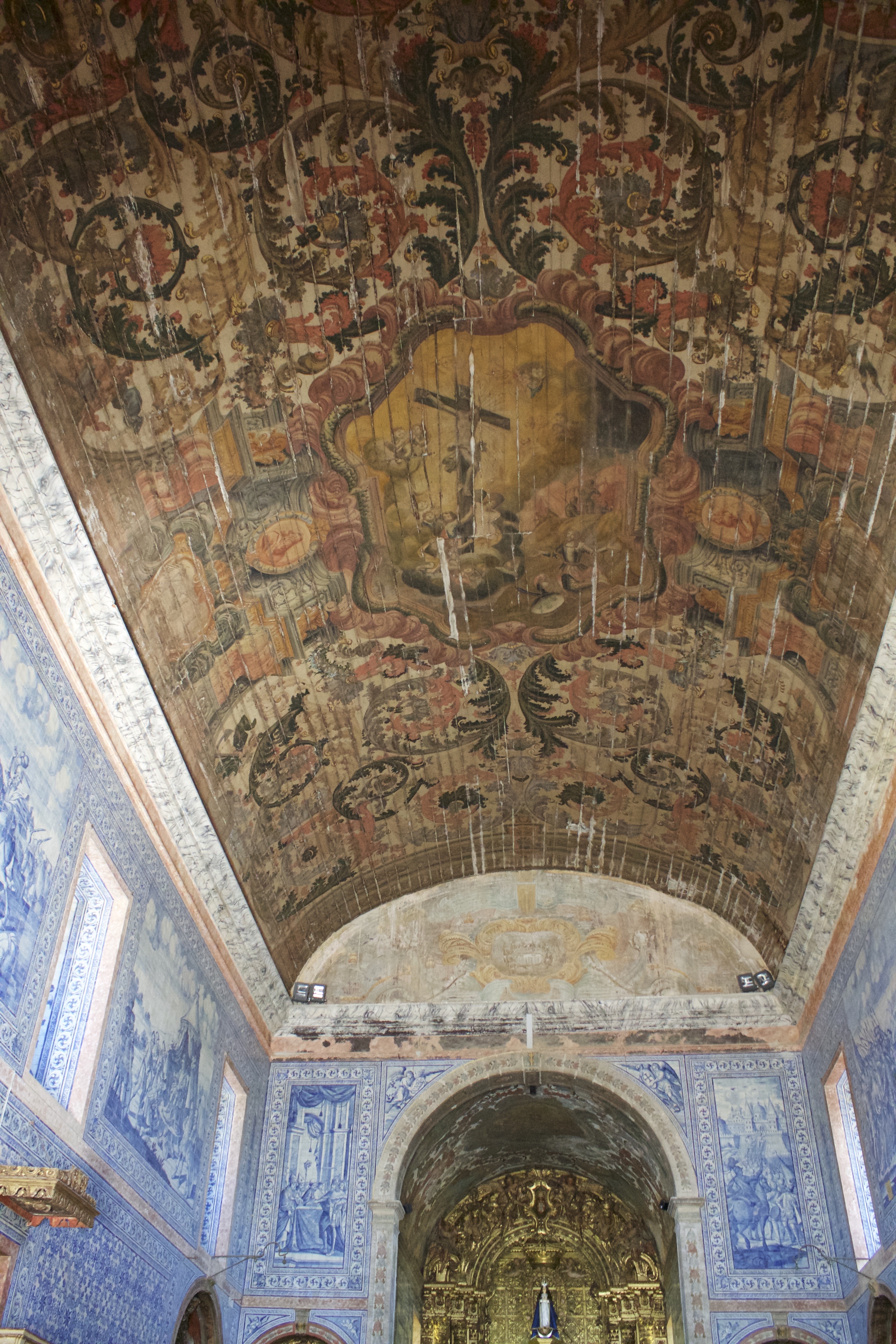 Interior da Basílica em 2017, sendo visível o estado de degradação em que a cobertura se encontrava.