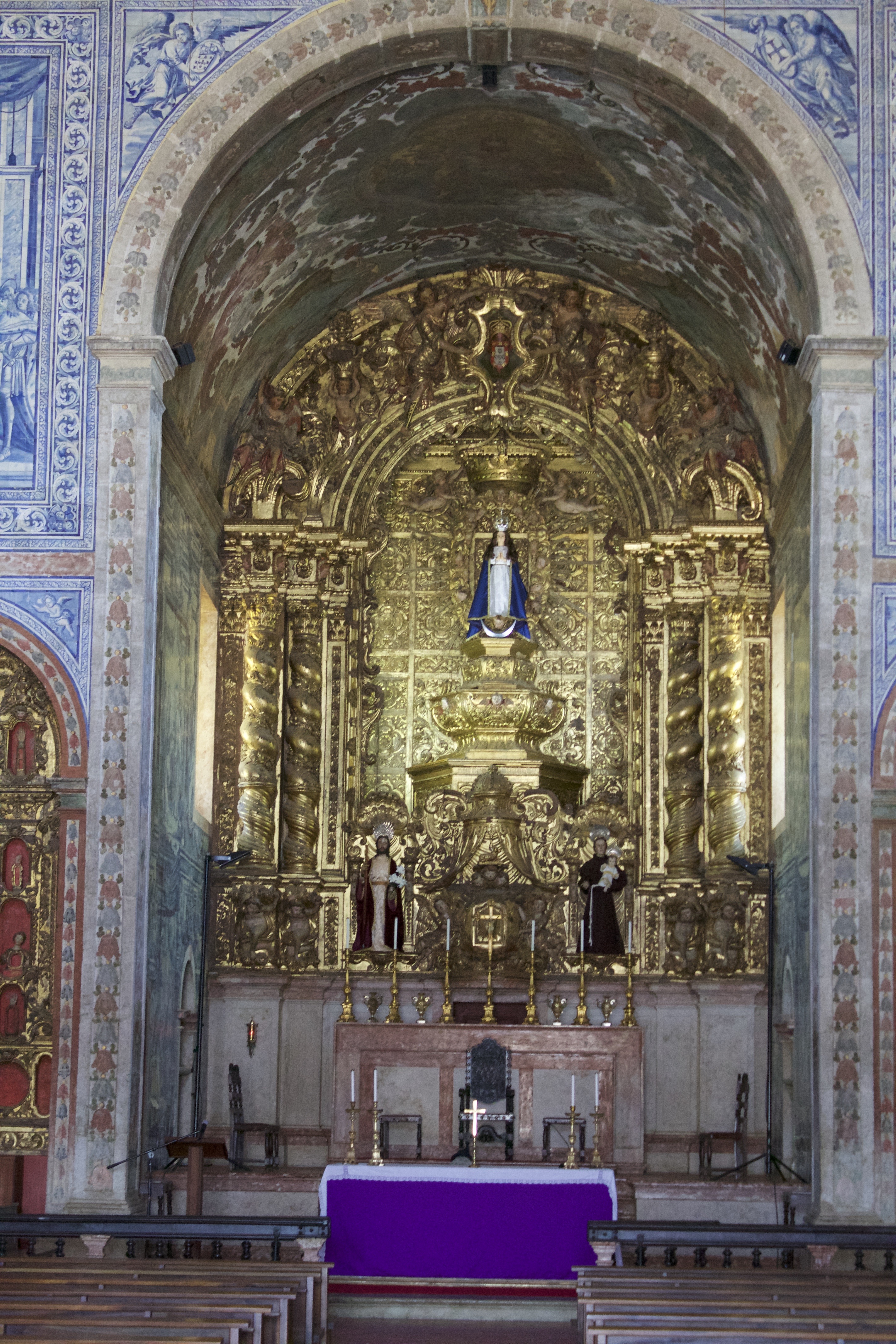 Altar-mor da Basílica Real, em 2017.