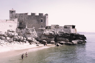 Recanto nascente da Praia de Santo Amaro e o forte, em 2007, antes do início das obras de prolongamento do passeio marítimo até Paço de Arcos.