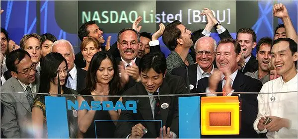 Robin Li, center, signing the lectern during the close of Nasdaq trading on Aug. 5, 2005, Baidu’s first day as a listed stock on the market.Rob Tannenbaum/Nasdaq via Associated Press