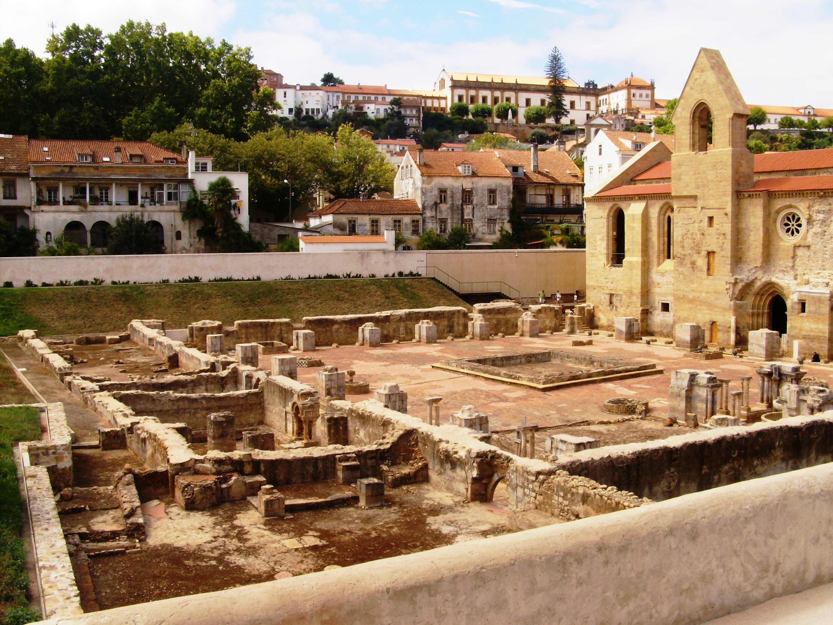 Mosteiro de Santa Clara-a-Velha: ruínas do antigo claustro.