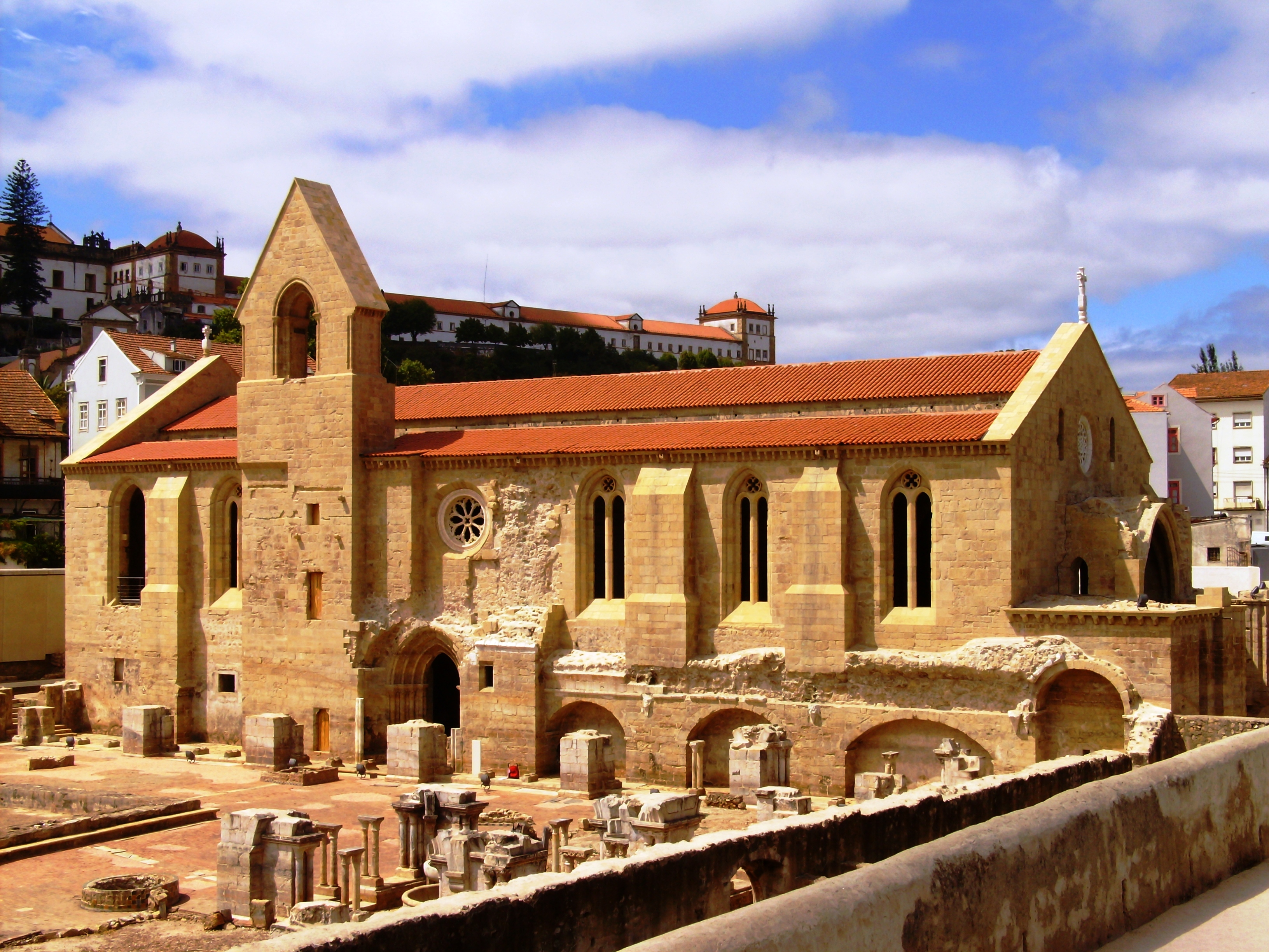 Mosteiro de Santa Clara-a-Velha, Coimbra: em último plano o Mosteiro de Santa Clara-a-Nova no Monte da Esperança.