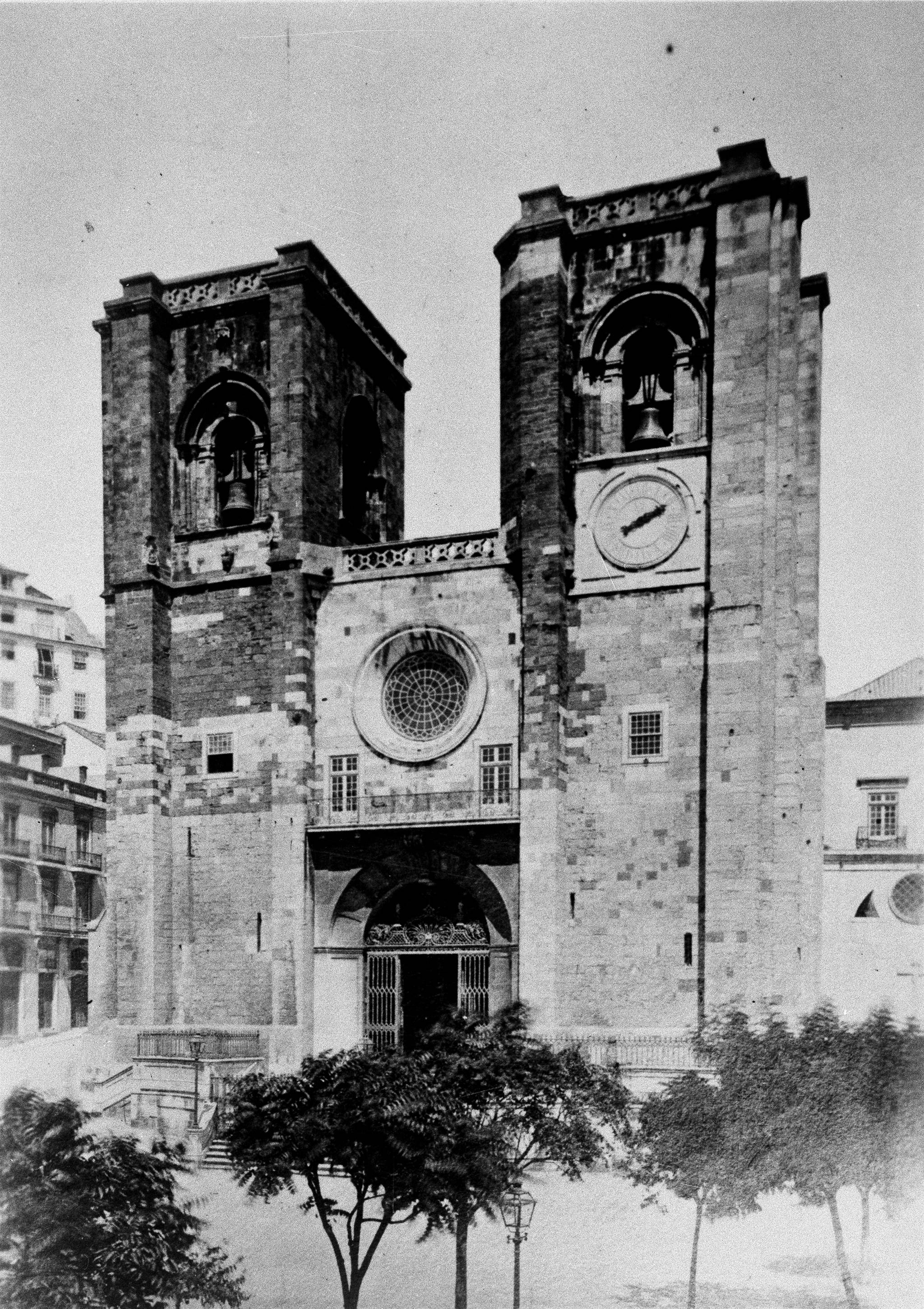 A Sé de Lisboa no século XIX, antes das intervenções de Augusto Fuschini e António do Couto Abreu. Em comparação com a fachada actual, note-se a ausência de ameias e a diferença drástica da rosácea e do pórtico.
