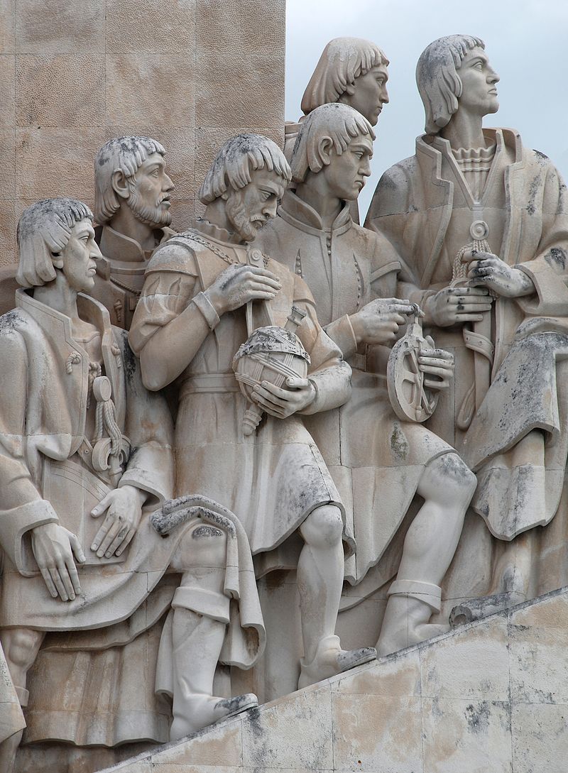 Lado oeste – detalhe mostrando Pedro Nunes segurando uma esfera armilar (centro). À sua esquerda, Jácome de Maiorca e Pêro Escobar; à sua direita, Pêro de Alenquer, Gil Eanes e João Gonçalves Zarco.
