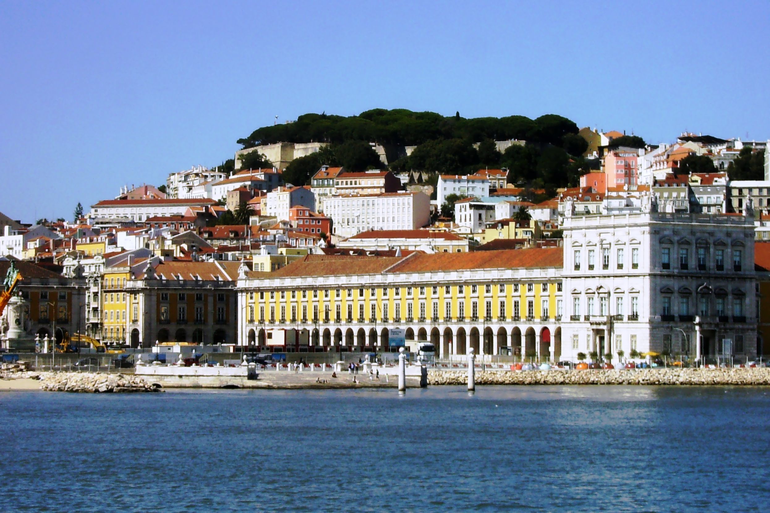 Castelo de São Jorge: vista a partir do rio Tejo. Em primeiro plano, o Terreiro do Paço