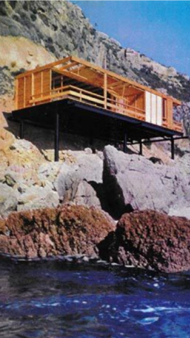 The Seagull began to be called Aiola Construída in 1959 or 1960, received the name Aiola and became a summer retreat for the architect and the painter Menez, who dated for eight years. However, the seemingly paradisiacal location raised some problems, namely the fact that it was on top of a cliff. “The impositions that regulate the installation of constructions in the area in question, not allowing masonry work to be carried out, forced them to look for firm rocks for the columns to be placed, which resulted in their exaggerated distance”, wrote the magazine “Binário ” in September 1962, cites the Citizen Grave blog