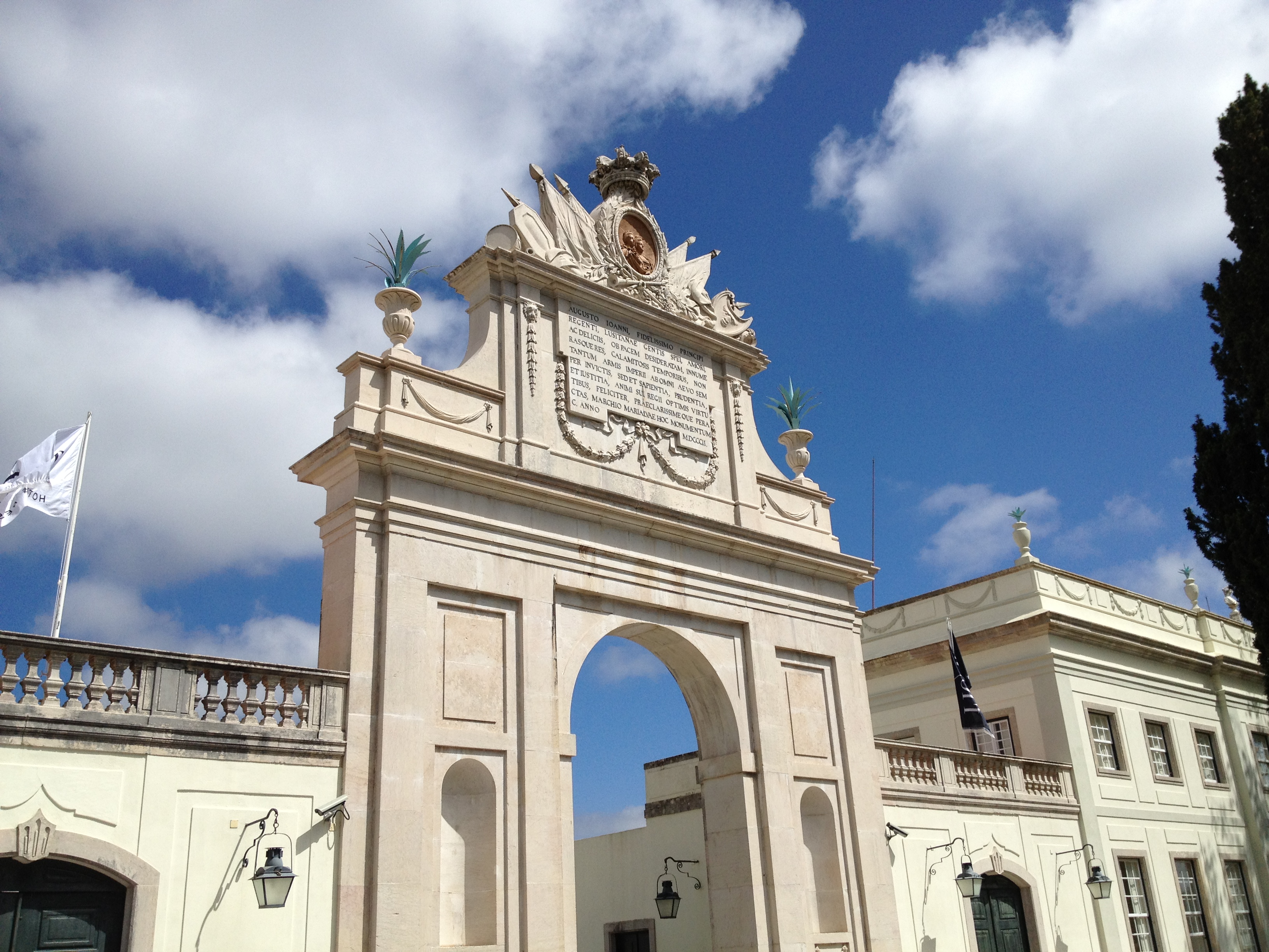 Arco triunfal e medalhão com as figuras dos Reis