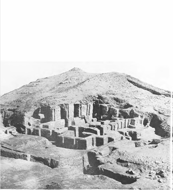 Tháp Ziggurat tại Eridu, thành phố của Enki (đã được khai quật một phần). Phần còn lại của ngôi đền có thể được nhìn thấy dưới chân tháp ziggurat. (Ảnh chụp, Bảo tàng Iraq.)