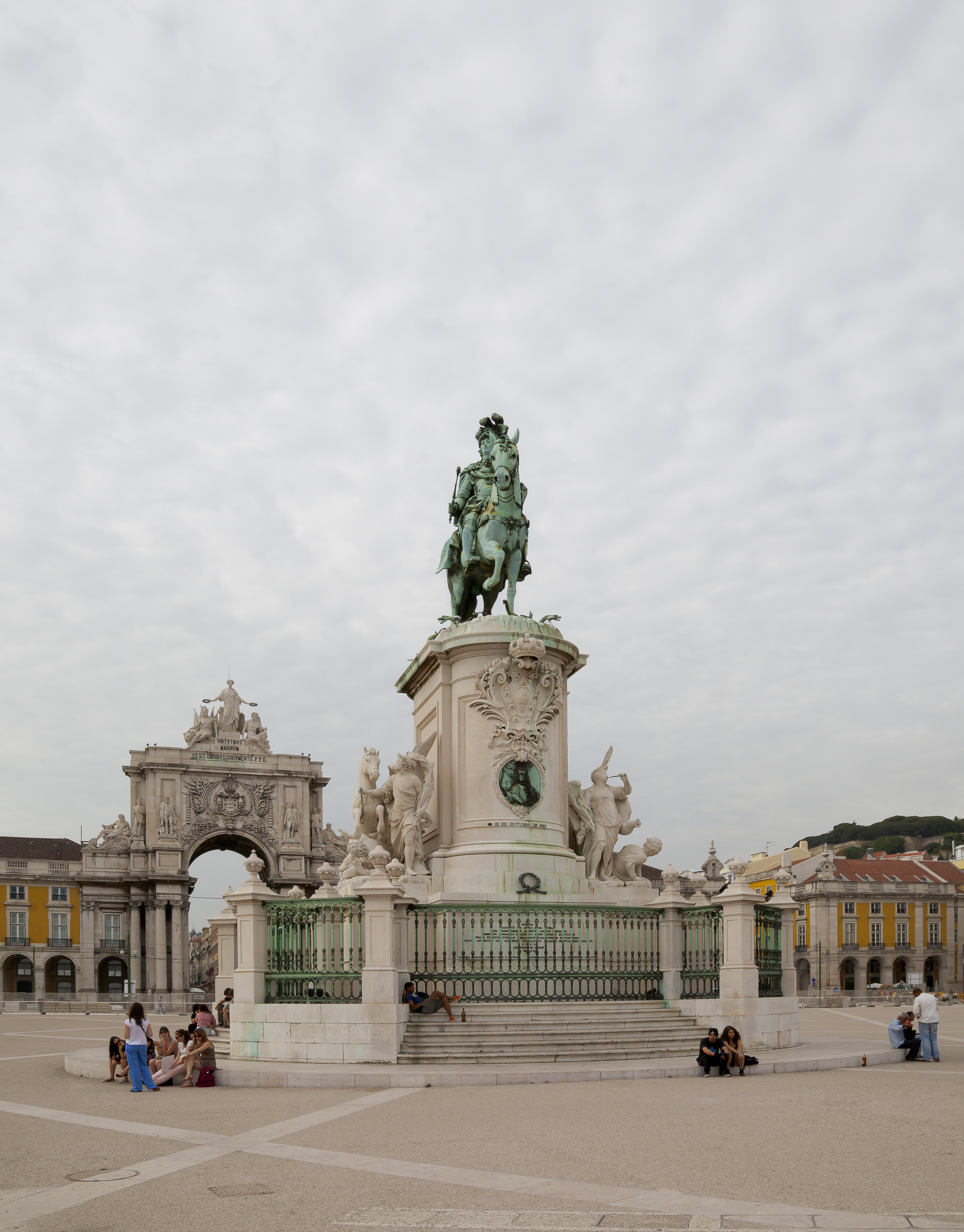 Estátua de D. José I na Praça do Comércio e Arco Triunfal da Rua Augusta