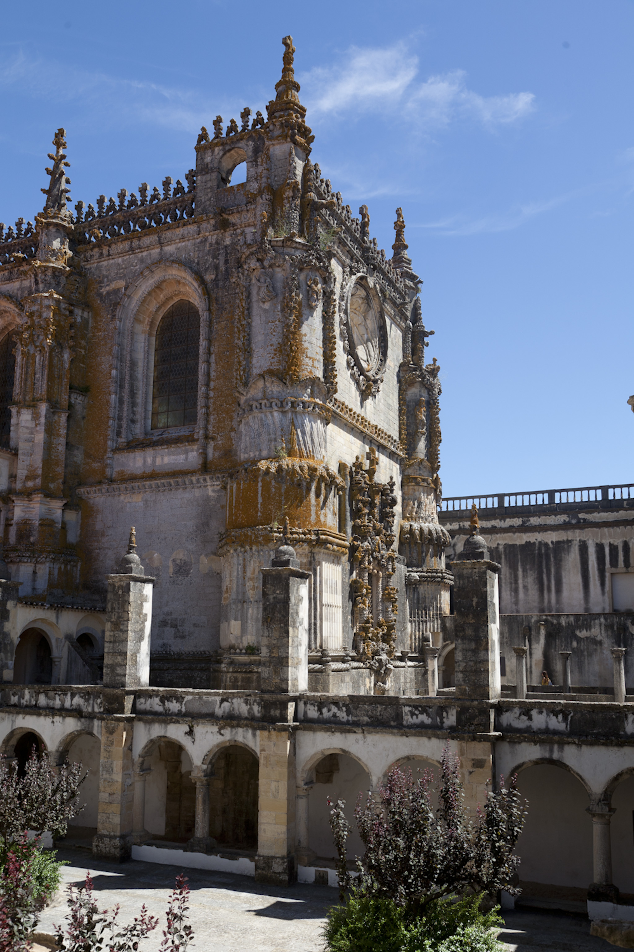 Igreja manuelina e Claustro da Hospedaria (é percetível a zona removida desse claustro, de que restam os pilares do 1º piso)