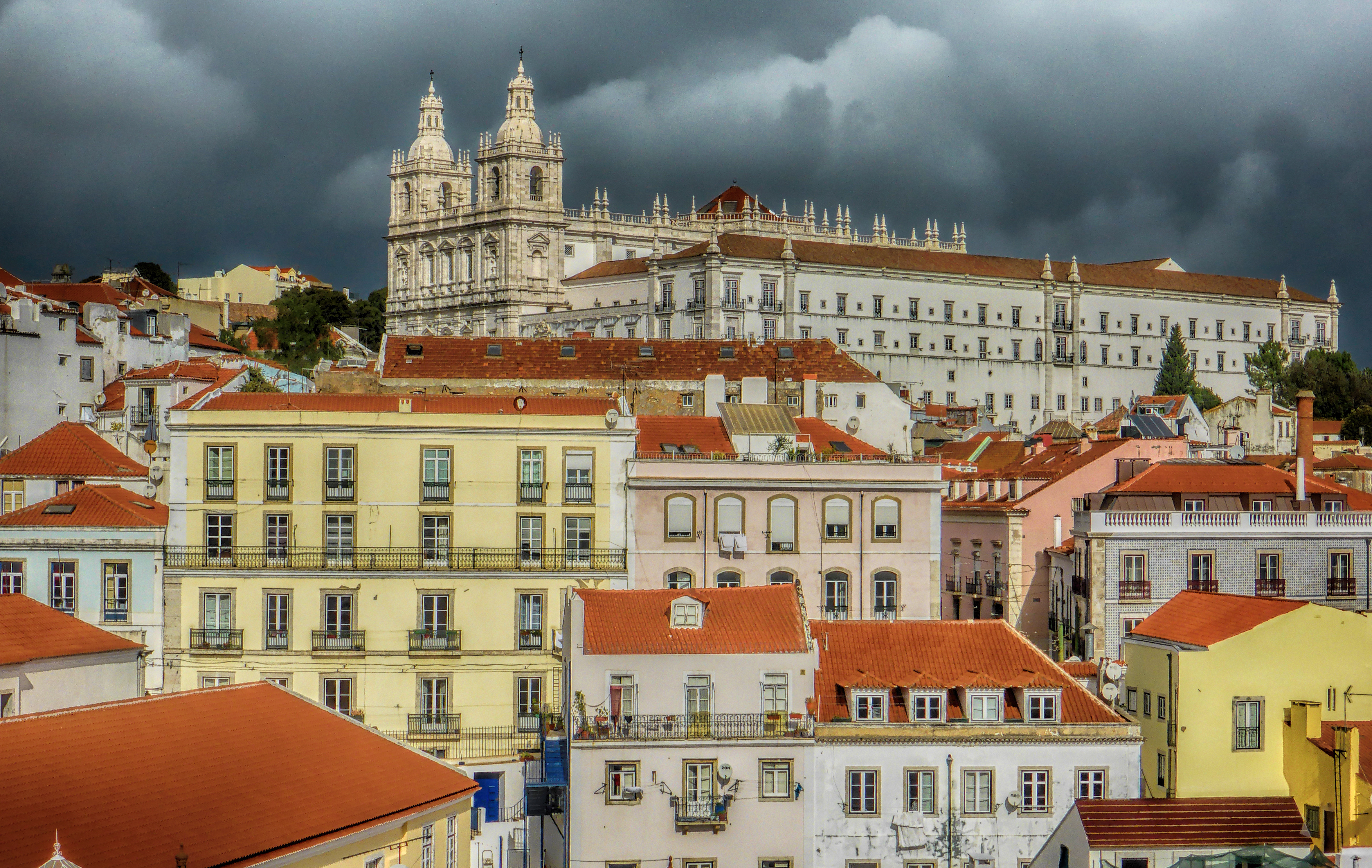 A Igreja vista do Miradouro das Portas do Sol.