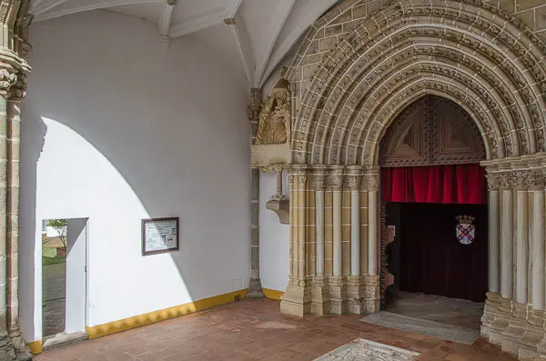 Porta da Igreja dos Lóios e entrada no Palácio dos Duques de Cadaval