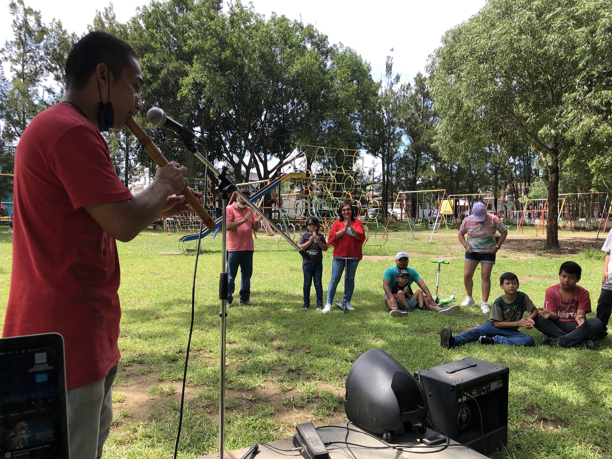 Selvin Sagastume, vecino de la colonia Centroamérica, flautista y músico invitado.