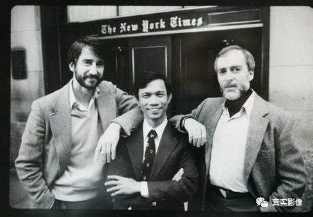 （左一）萨姆·沃特森（左二）迪斯·普兰（右一）辛尼·希勒尔·尚伯格 (Sam Waterston on the left, Dith Pran in the middle, Sydney Hillel Schanberg on the right)