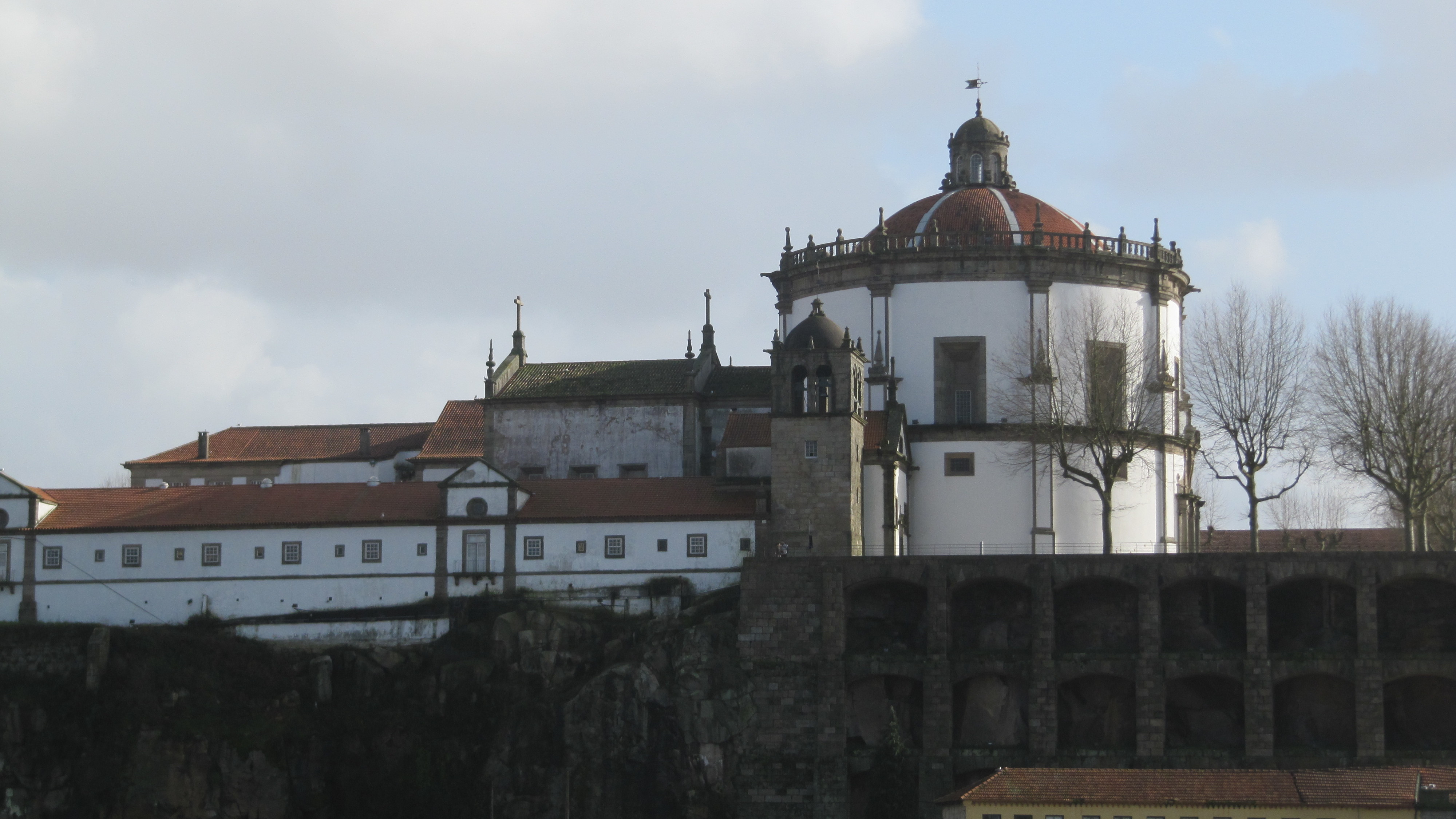 Mosteiro da Serra do Pilar visto do Porto. 