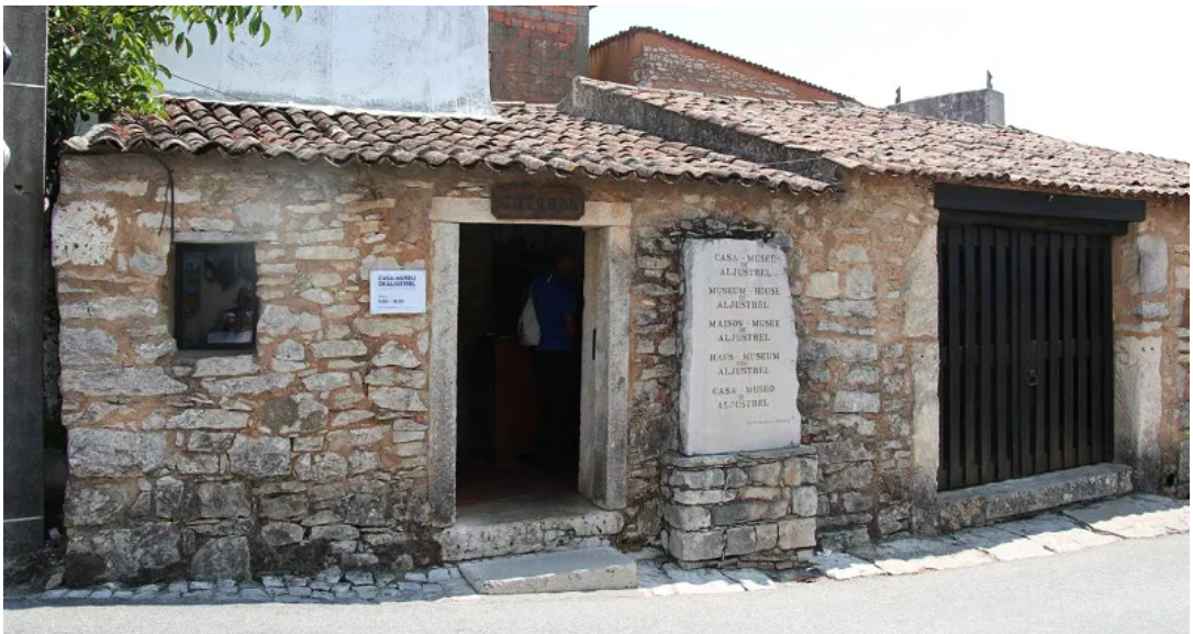 House of the Three Little Shepherds in FátimaGPS 39.616324319169706, -8.663522369820356