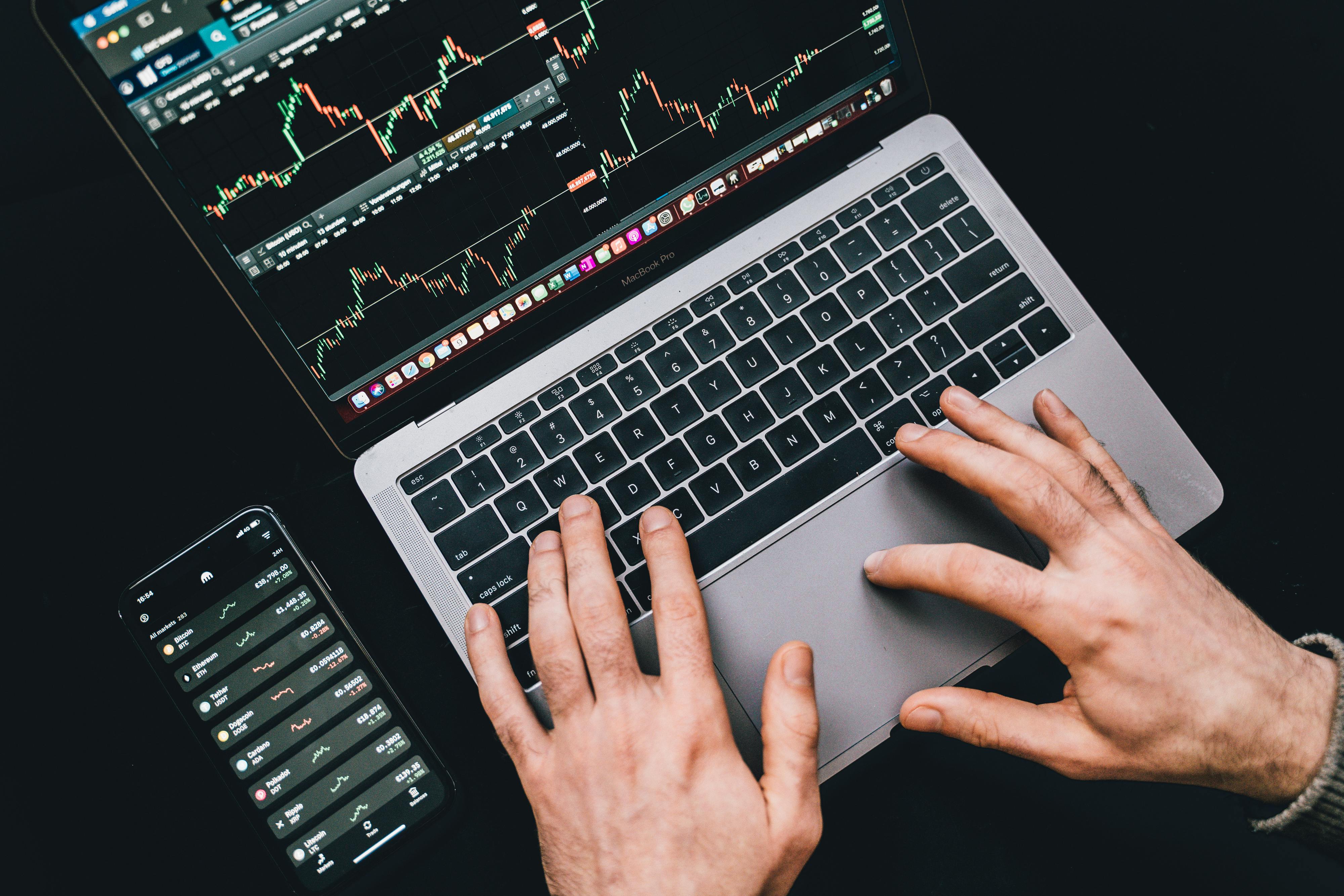 Foto de Alesia  Kozik: https://www.pexels.com/es-es/foto/manos-telefono-inteligente-ordenador-portatil-vista-superior-6781008/