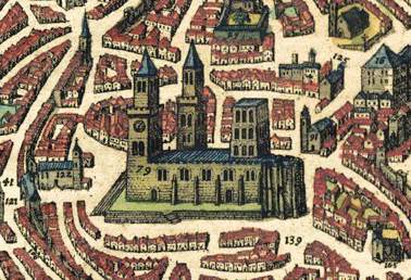 Sé de Lisboa num mapa do século XVI (Civitates orbis terrarum). As torres terminavam em pináculos e a torre sobre o cruzeiro tinha três andares.