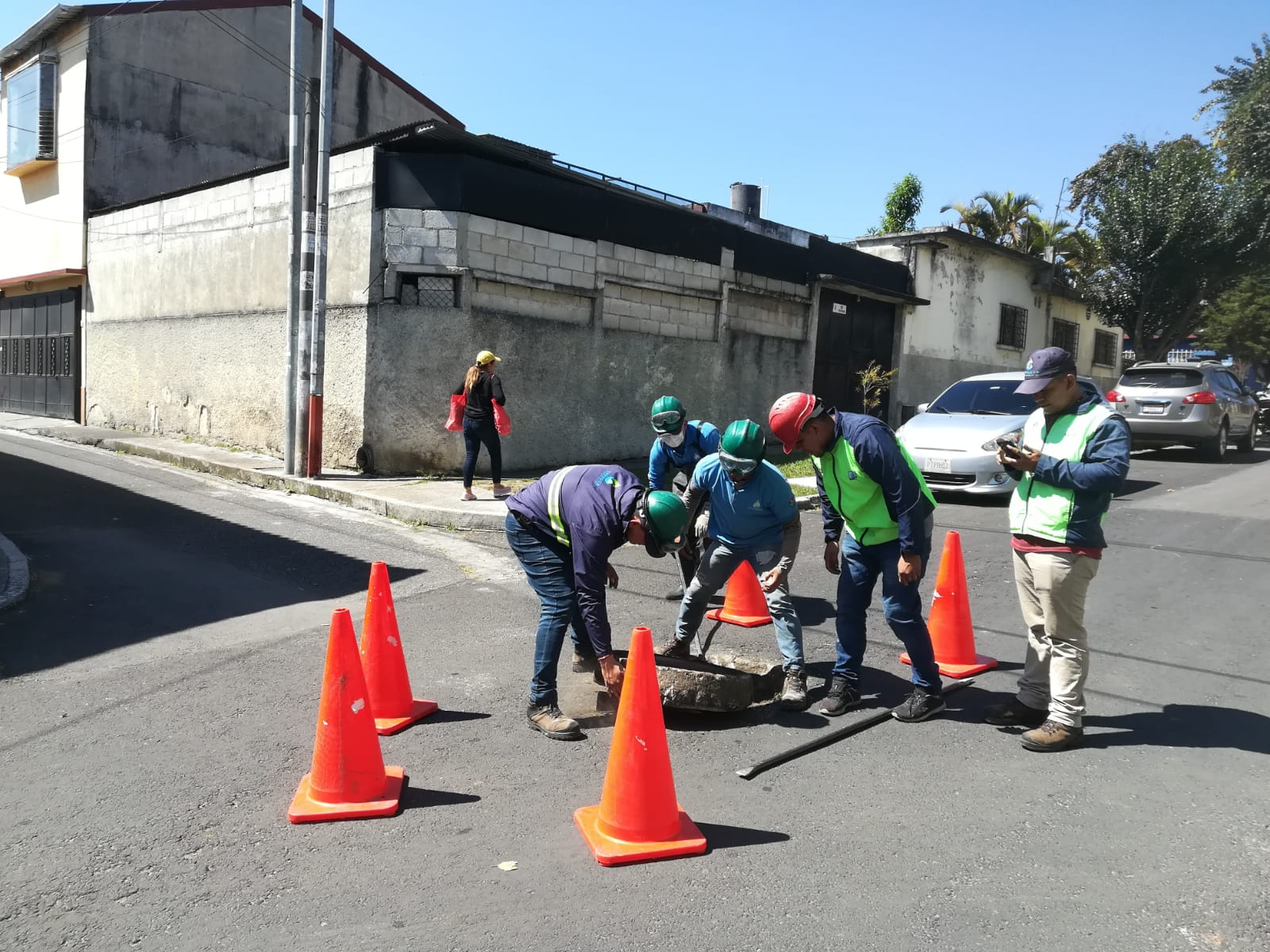Verificación de drenaje en la 10ma calle a la altura de la 31 avenida A.