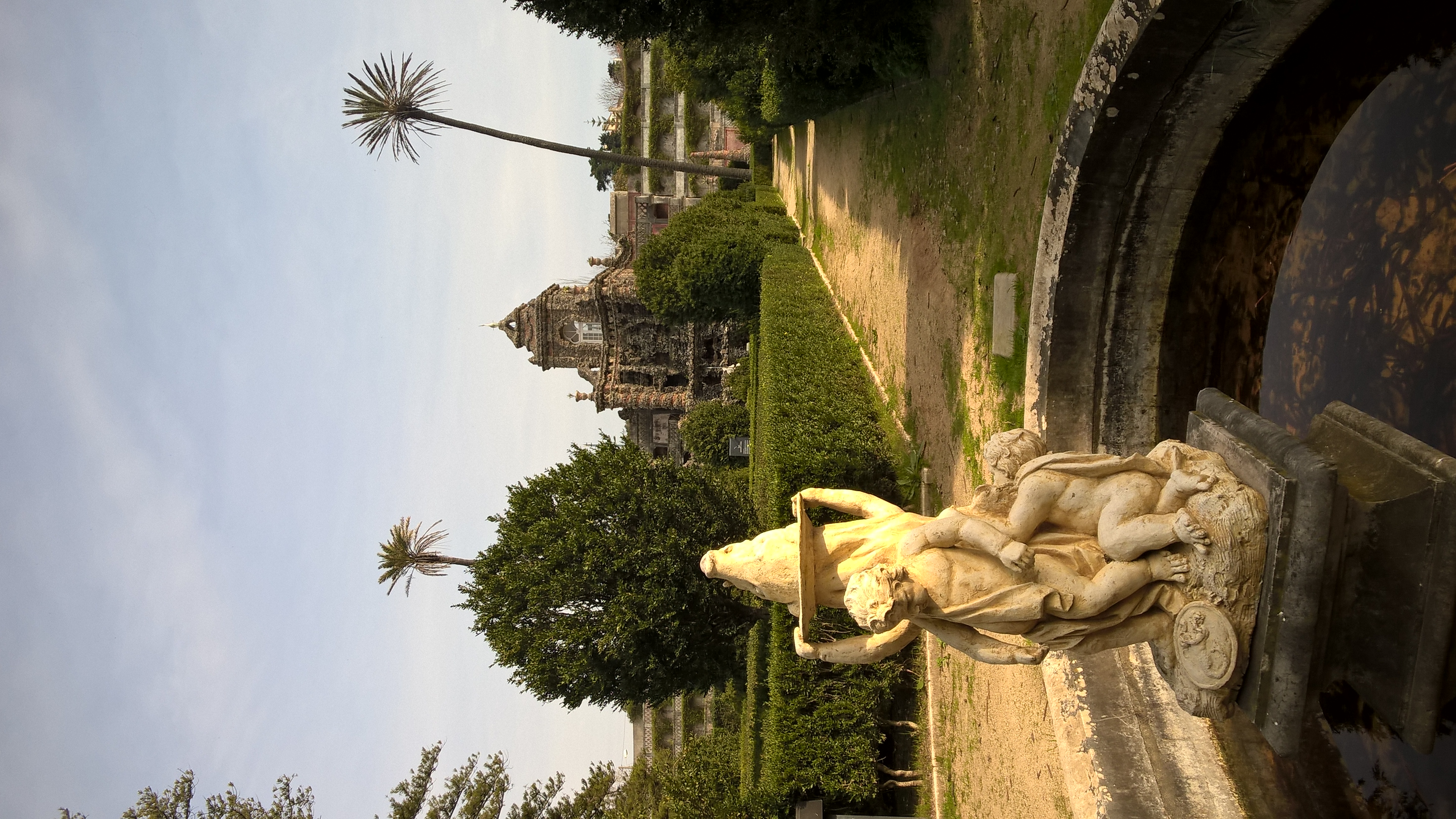 Fonte com putti e a cascata em fundo