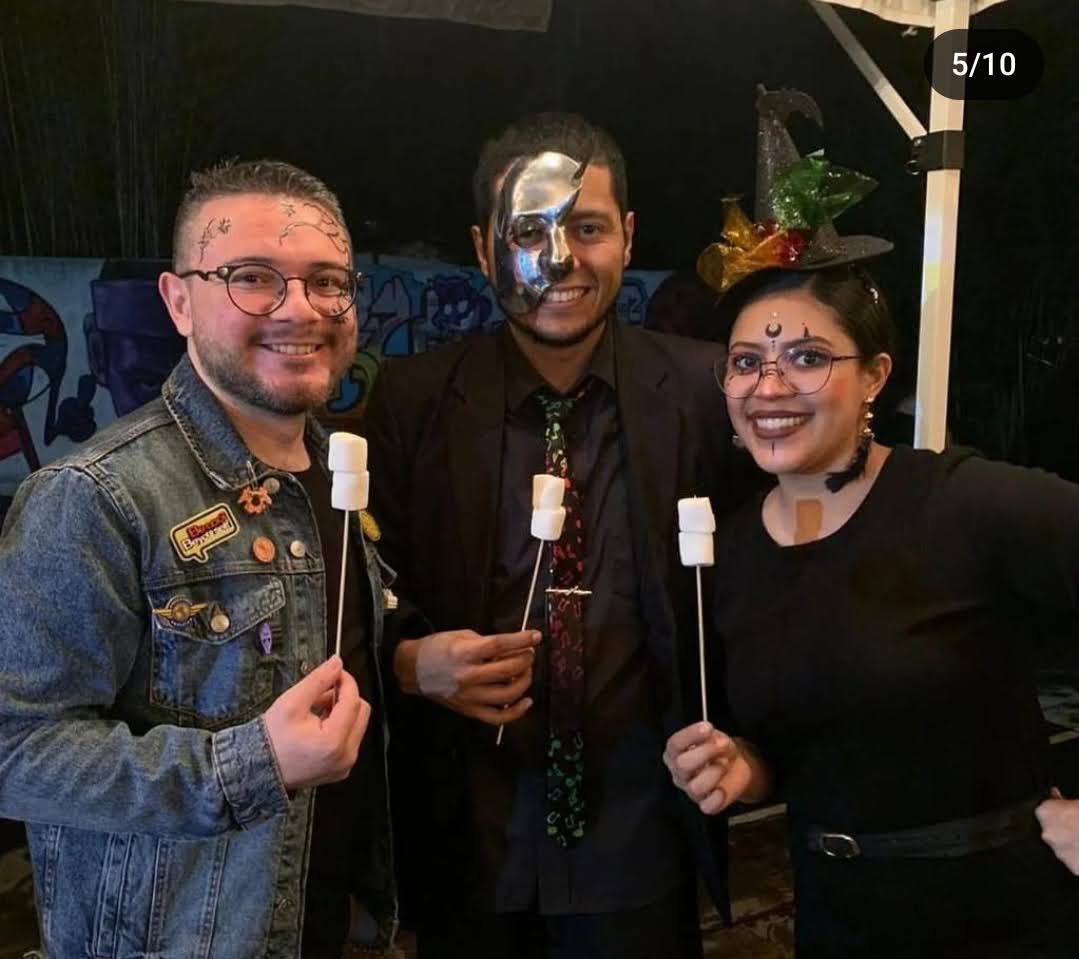 Carlos Galicia y su banda disfrutando de los marshmallows y la fogata.
