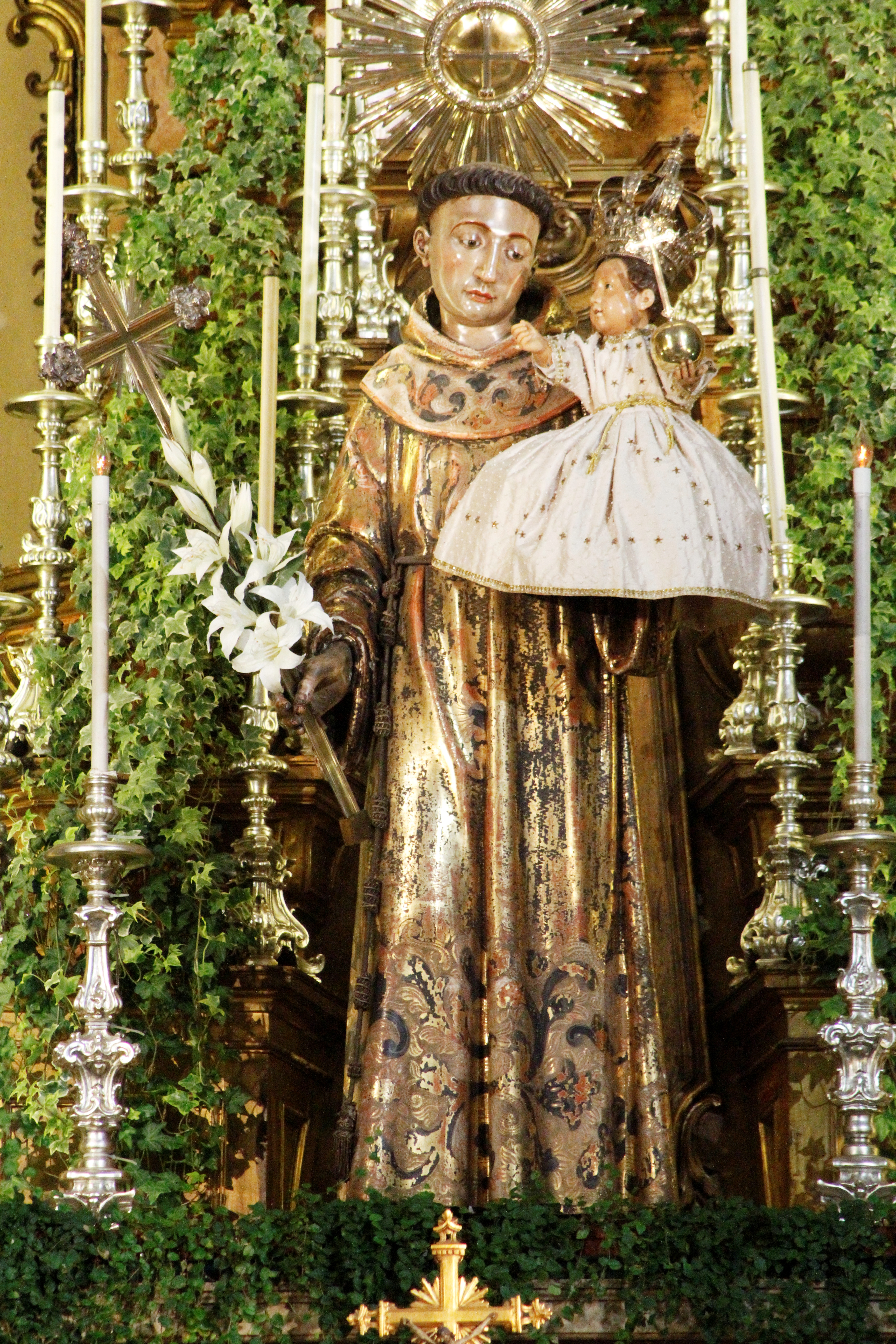 Estátua de Santo António de Lisboa no altar-mor da Igreja a si dedicada.