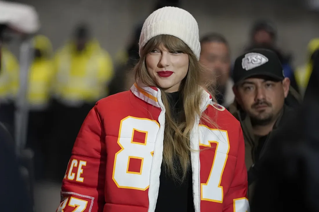 Taylor Swift attending the football game like it is the middle of winter.