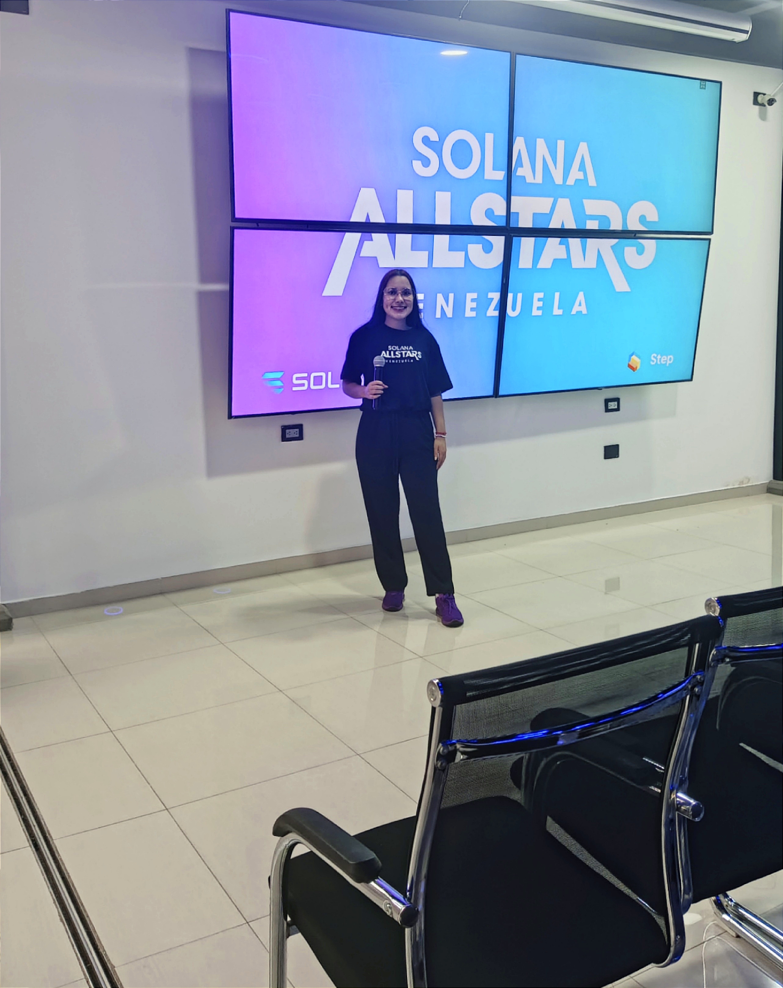 Fotografía de mi persona antes de iniciar una de las charlas educativas de Solana Allstars en el salón de conferencias 