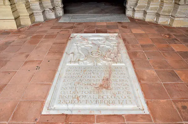 À entrada da igreja