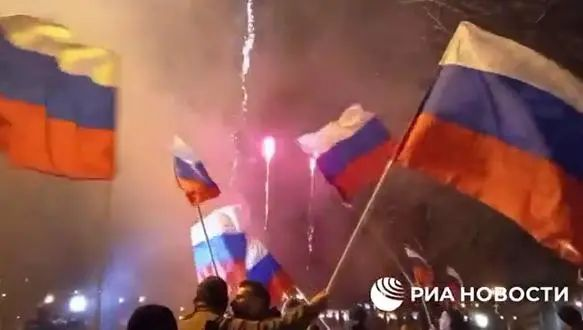 当地民众对俄罗斯军队的进入如节日般欢庆